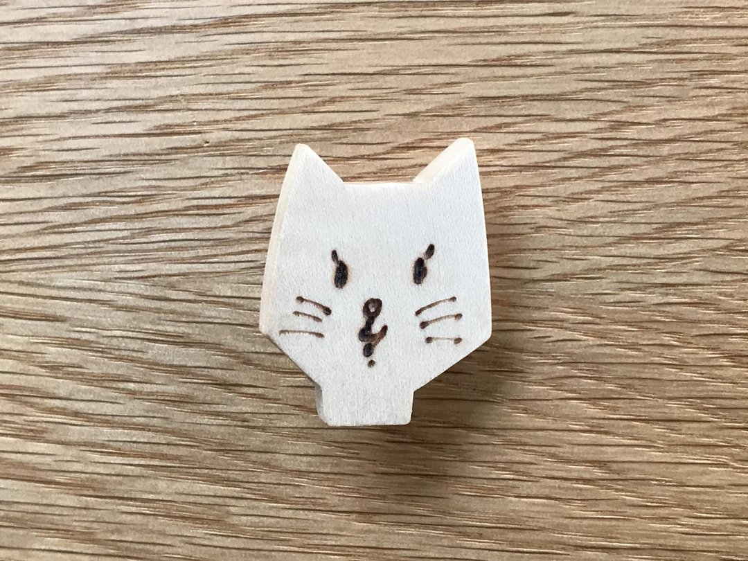 Nyanko brooch girl cat cat wooden wood - 胸针 - 木头 