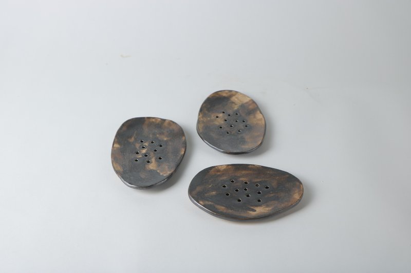 /大饼脸/ 手捏陶瓷肥皂架 白色/黑铜色 - 卫浴用品 - 陶 多色