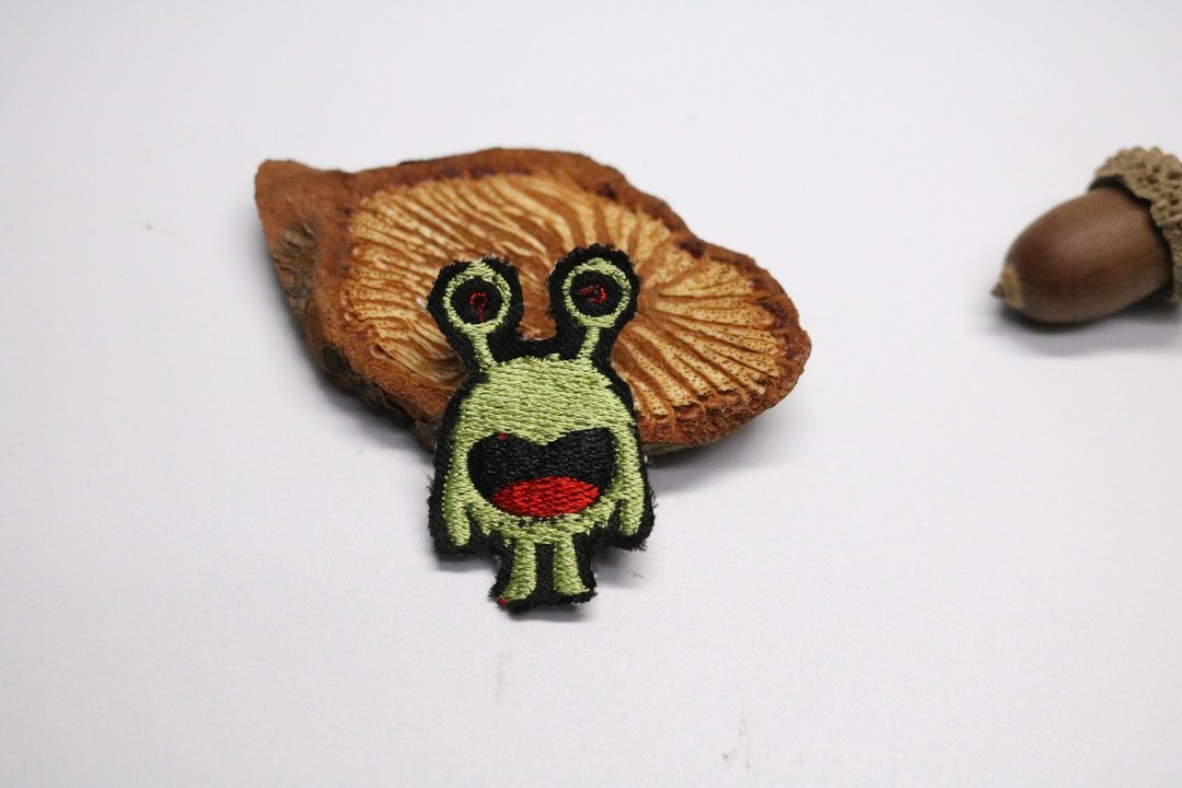 牛油果色大眼蛙刺繡胸針胸花/萌系列刺繡貼片胸針 - 胸针 - 绣线 绿色