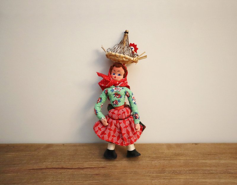 【Little Fairies】葡萄牙古董老件刺绣布娃娃-头顶公鸡绿衣(小) - 玩偶/公仔 - 棉．麻 绿色