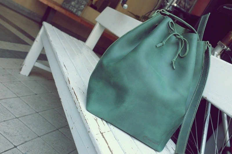 [极率性祖母绿疯马皮大水桶。]　緑ポンサック　（ビッグ） - 侧背包/斜挎包 - 真皮 绿色