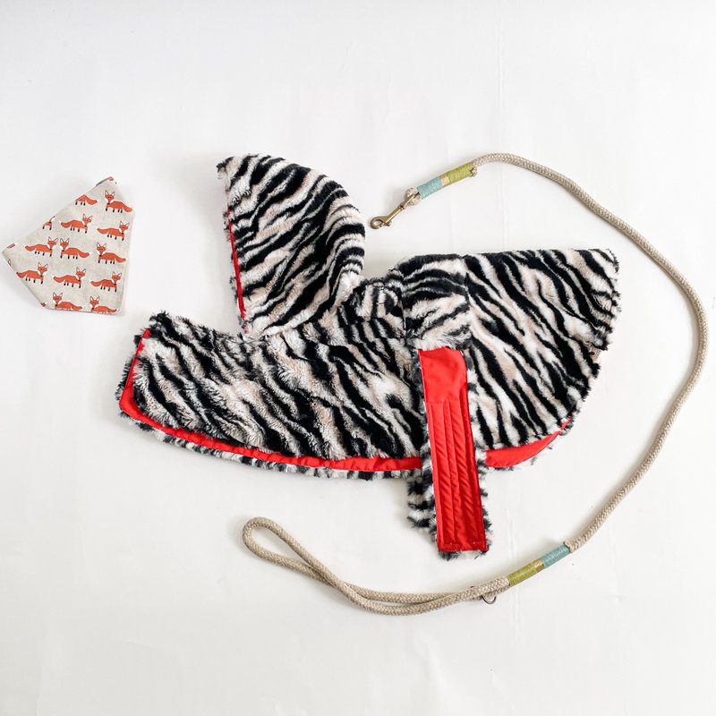 【现货】 虎斑红底,M_41,毛孩斗蓬雨衣,双面可穿, 防风防雨 - 衣/帽 - 棉．麻 红色