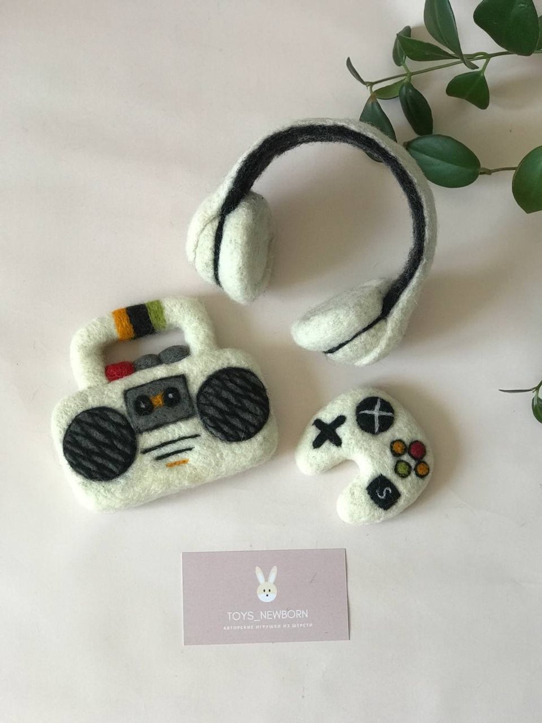 Newborn felted recorder player. Headphone and tape recorder and joystick. - 婴儿帽/发带 - 木头 白色