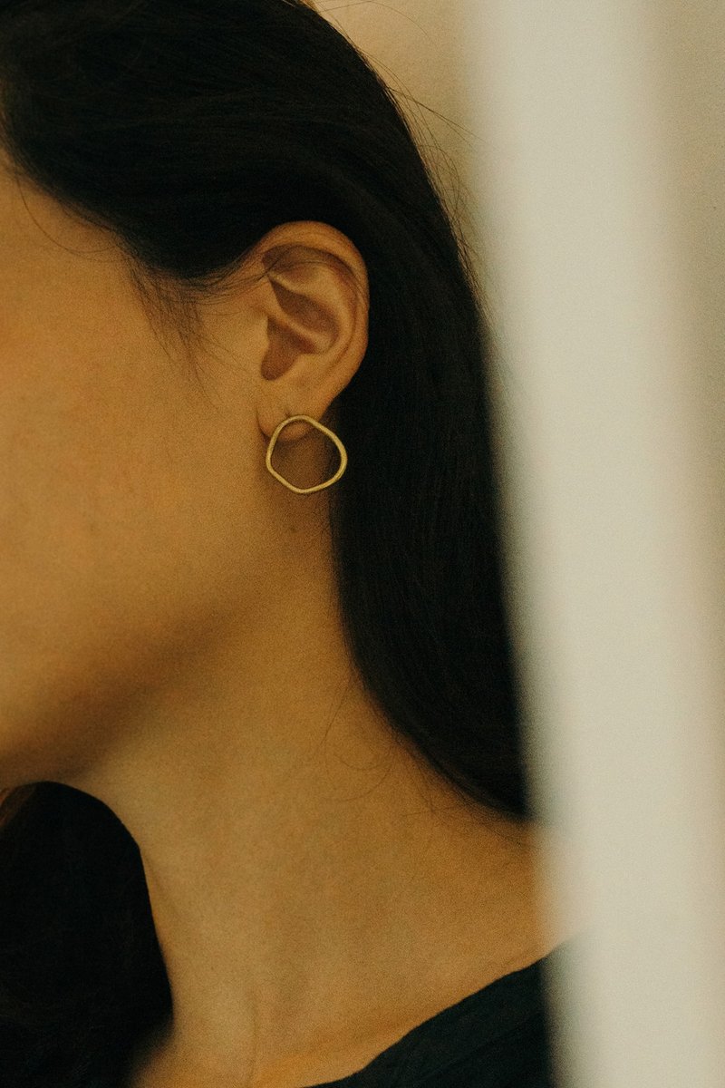 不规则黄铜圈圈小耳环 - 可做夹式耳环 - 耳环/耳夹 - 其他材质 咖啡色