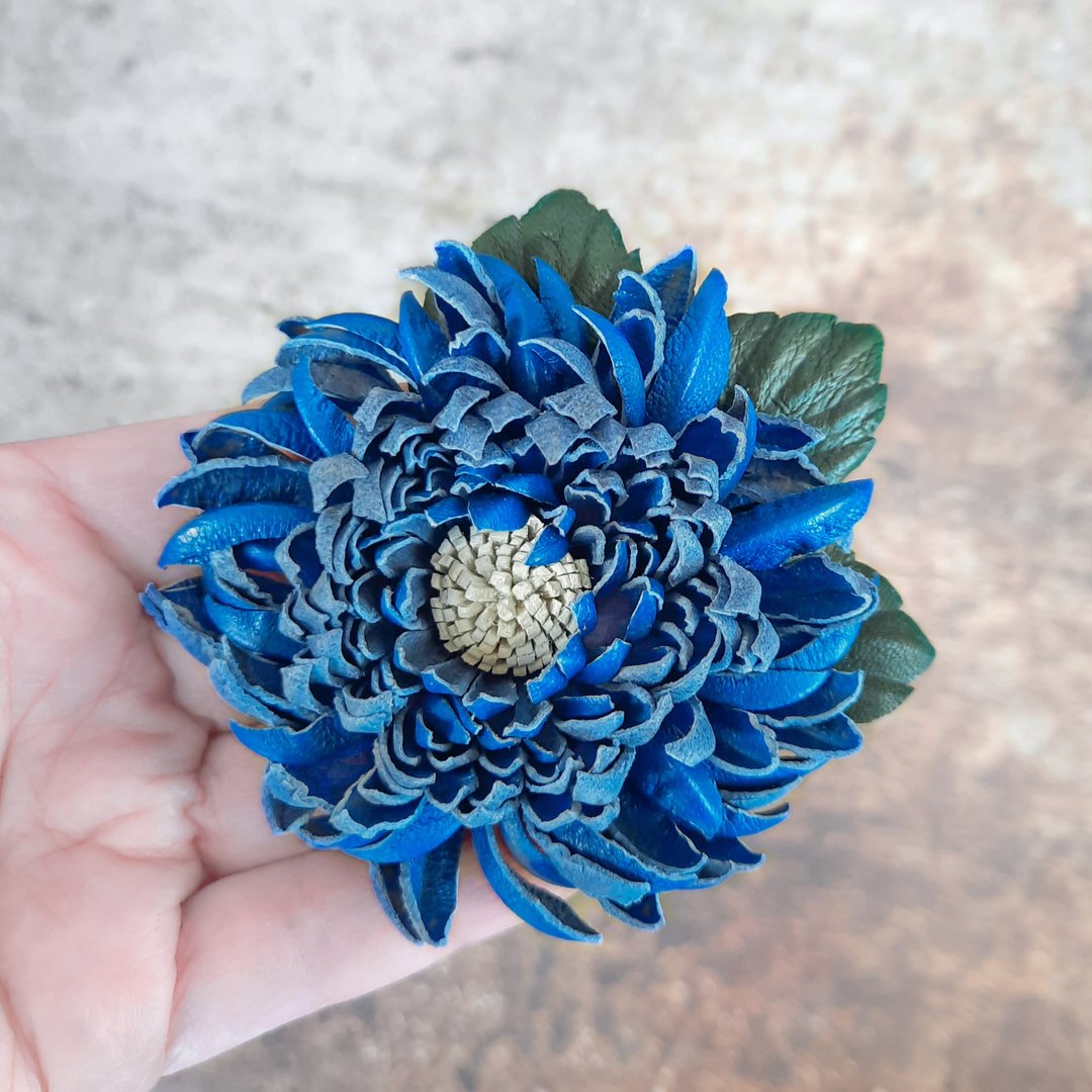 Leather brooch. Blue flower brooch about 8 cm. Women's pretty jewelry - 胸针 - 真皮 蓝色