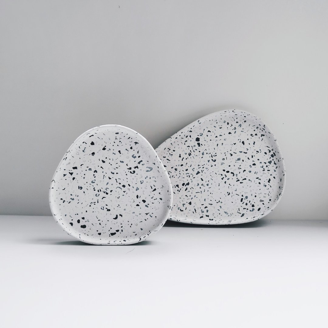 TERRAZZO 磨石子 | 经典黑白三角岛屿水泥托盘 & 玻璃钟罩 (S) - 收纳用品 - 石头 白色
