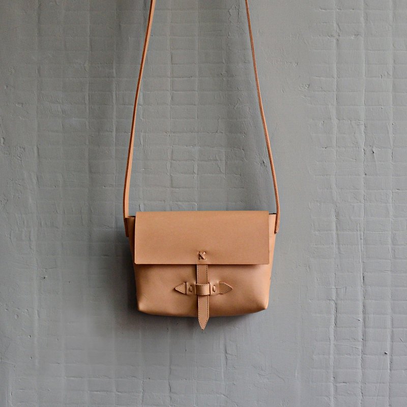 【樵夫的原木餐盒】意大利植鞣牛皮侧背包 原色皮革肩背包 斜背包 - 侧背包/斜挎包 - 真皮 卡其色