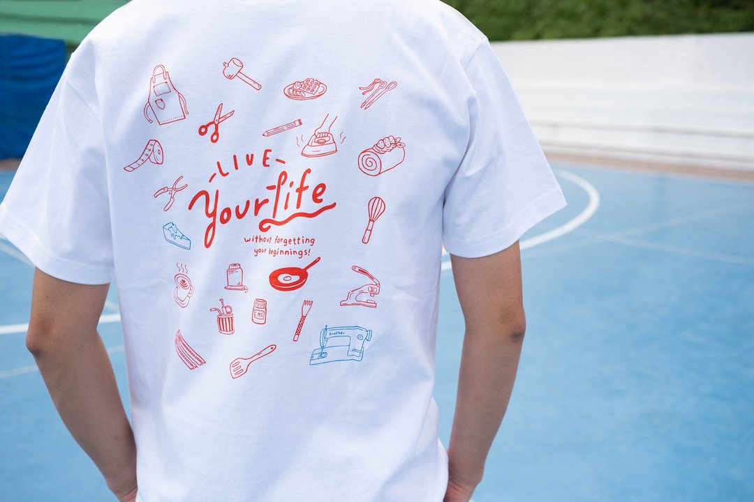 【岛中坊研】 11周年印花 T-shirt (白衫印红蓝图案) - 中性连帽卫衣/T 恤 - 棉 白色