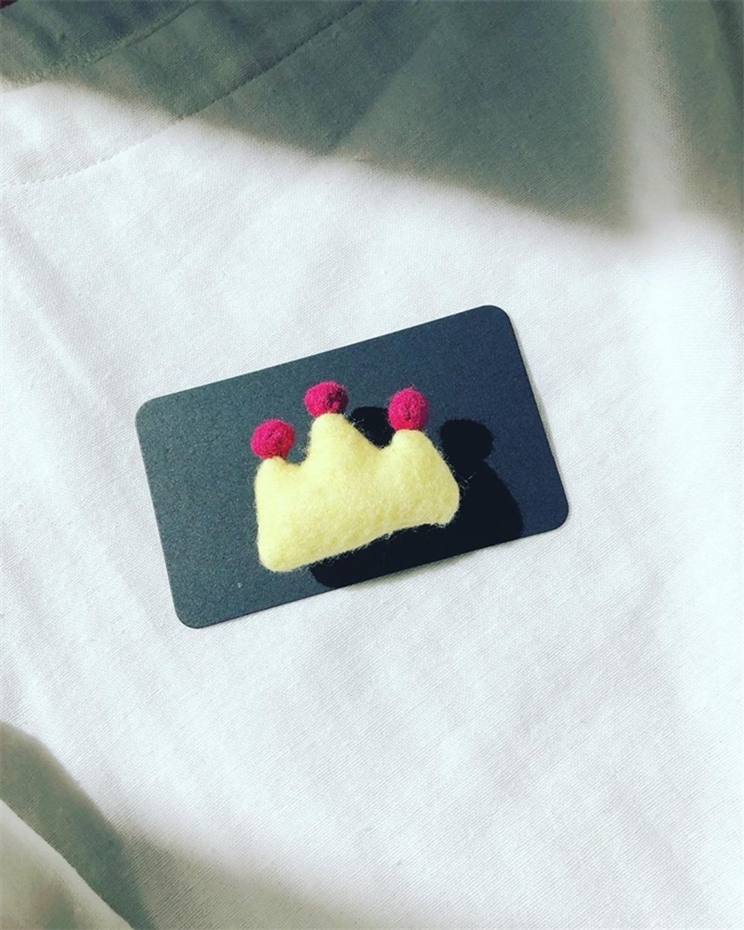 给自己一个小皇冠---小可爱布作立体别针/礼物/附包装 - 胸针 - 聚酯纤维 黄色