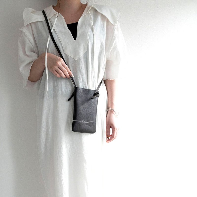 手机斜背包 【 本革 缩小皮革 名字刻印 】 手机肩背包 文字刻印 HR01U - 侧背包/斜挎包 - 真皮 黑色