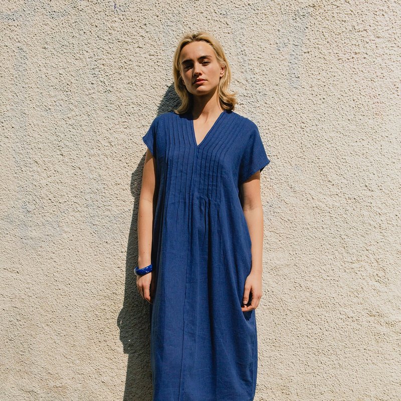 V领压褶长方形洋装 - 矿蓝 - 洋装/连衣裙 - 棉．麻 蓝色
