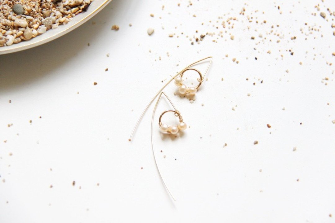 简约风珍珠长针耳环/  Modern Pearl 14KGF long dangle earring - 耳环/耳夹 - 宝石 白色