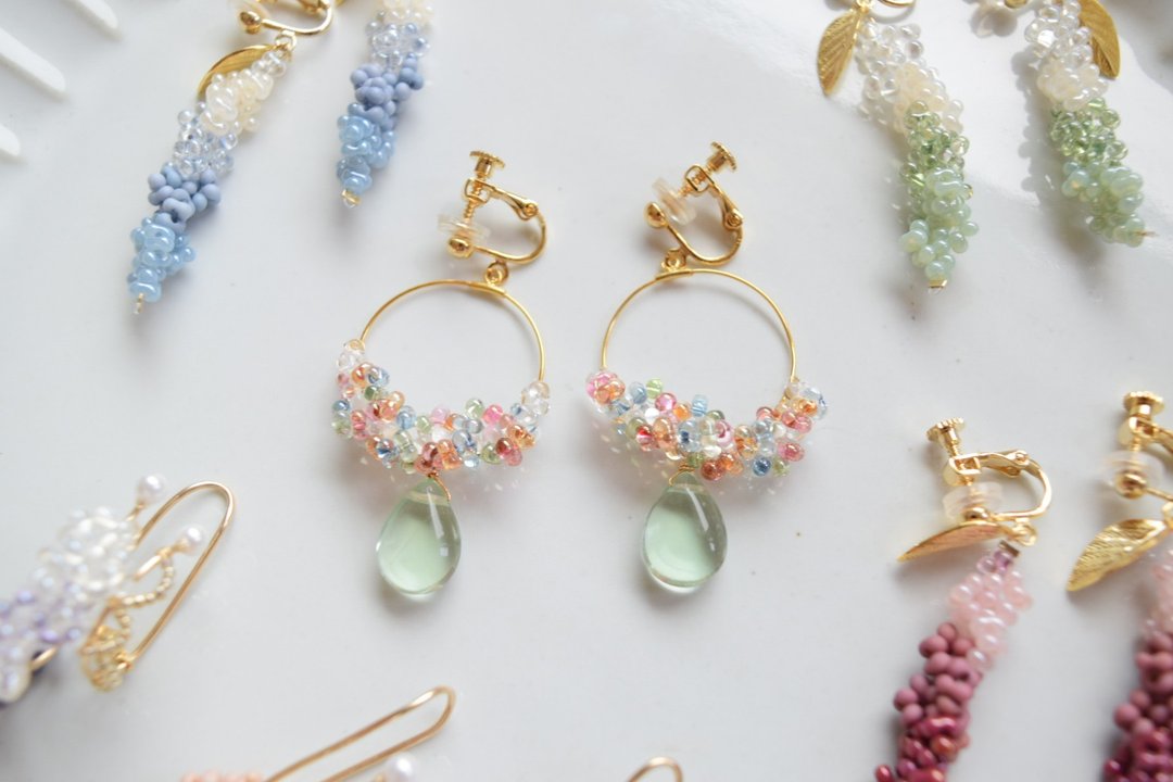 Sea grapes and freshwater pearls - 耳环/耳夹 - 玻璃 多色