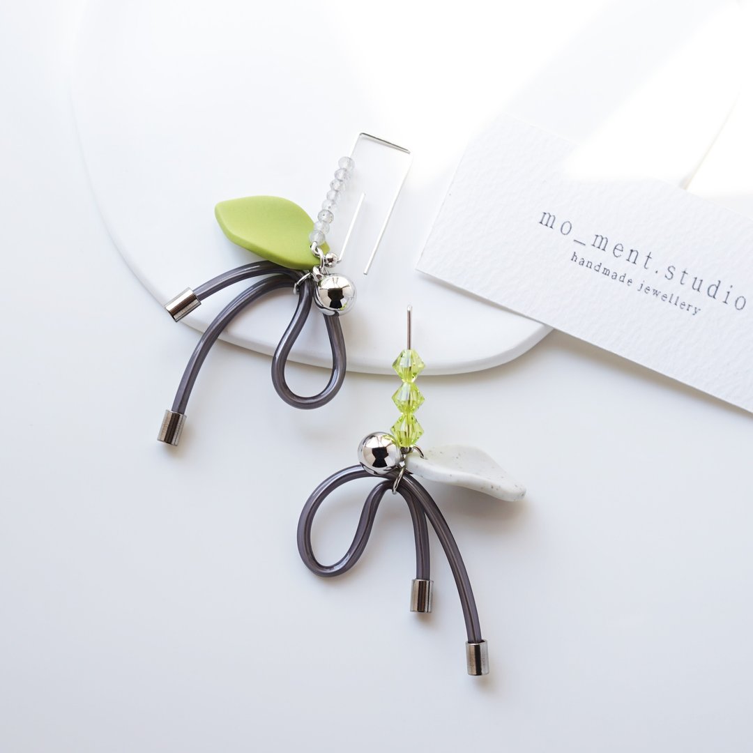 Kaia 手工软陶 几何线条 水晶 蝴蝶结 纯银耳鈎耳环 - 耳环/耳夹 - 陶 黑色
