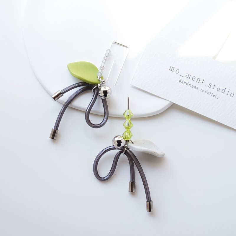 Kaia 手工软陶 几何线条 水晶 蝴蝶结 纯银耳鈎耳环 - 耳环/耳夹 - 陶 黑色