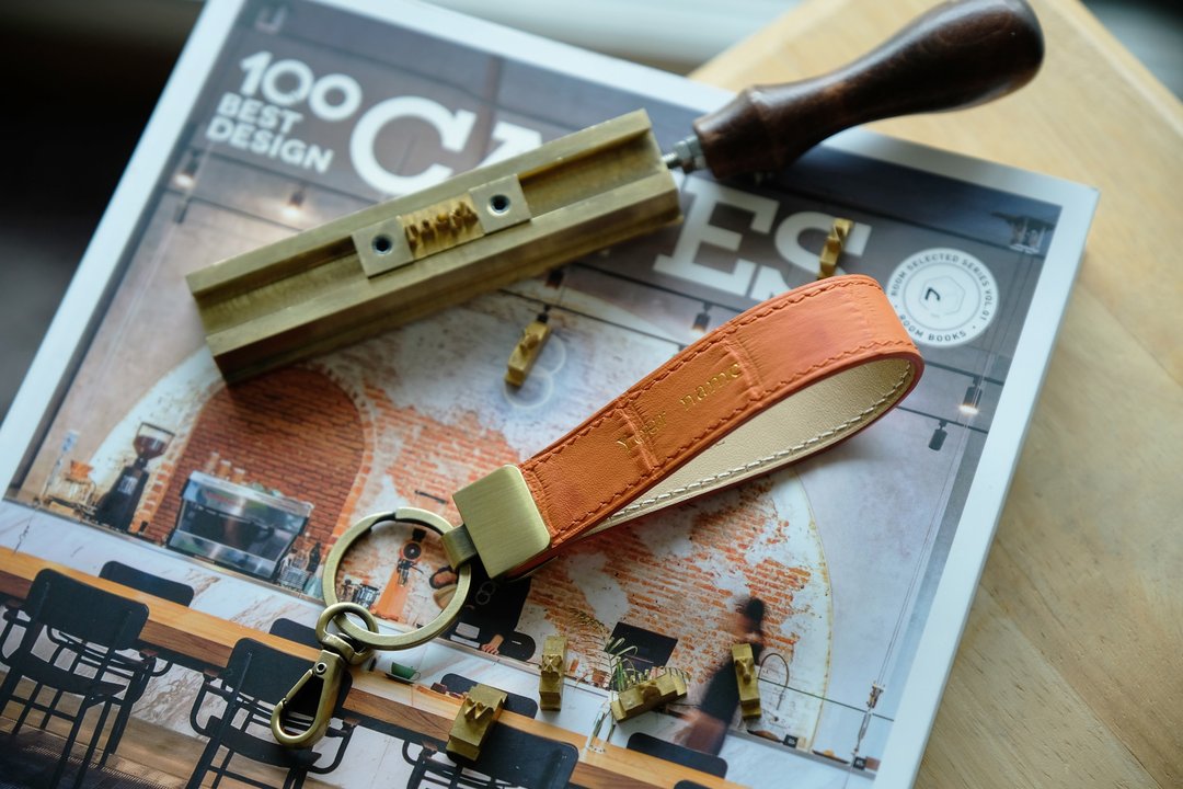 Handmade Orange leather Personalized Keyring (钥匙圈) - 钥匙链/钥匙包 - 真皮 橘色