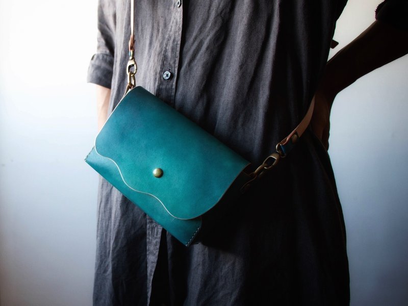 丘波 I 肩背包 斜肩包 小包 手缝 手染 植鞣革牛皮 定制化 - 侧背包/斜挎包 - 真皮 蓝色