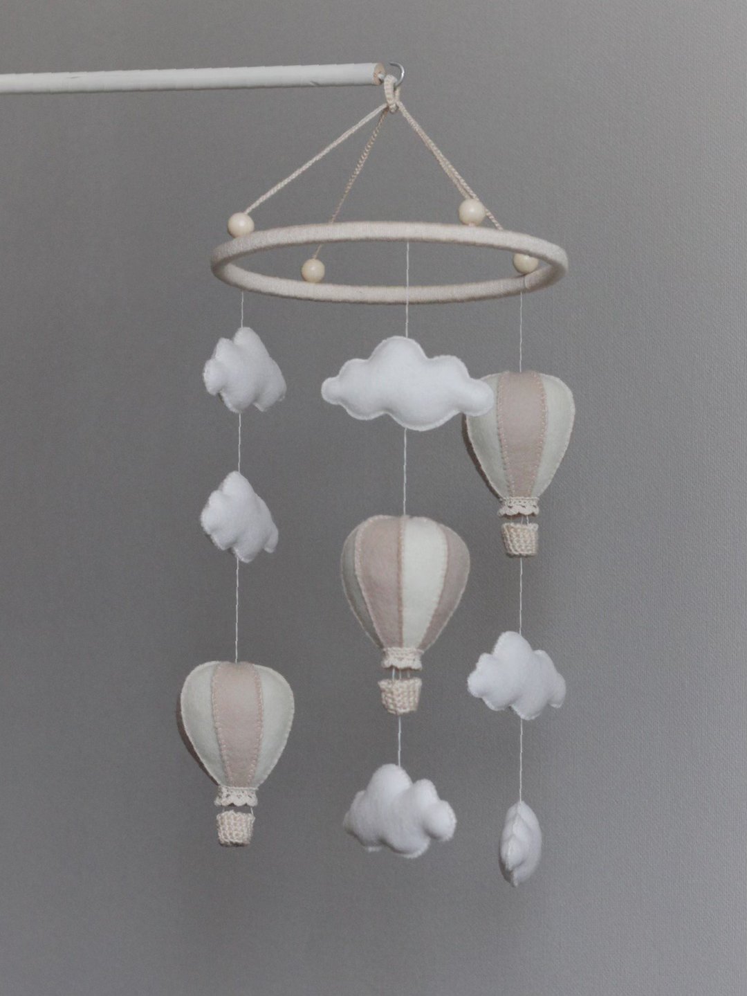 Baby mobile with beige hot-air balloons, Cradle mobile, Crib toy, Cot mobile. - 满月礼盒 - 羊毛 白色