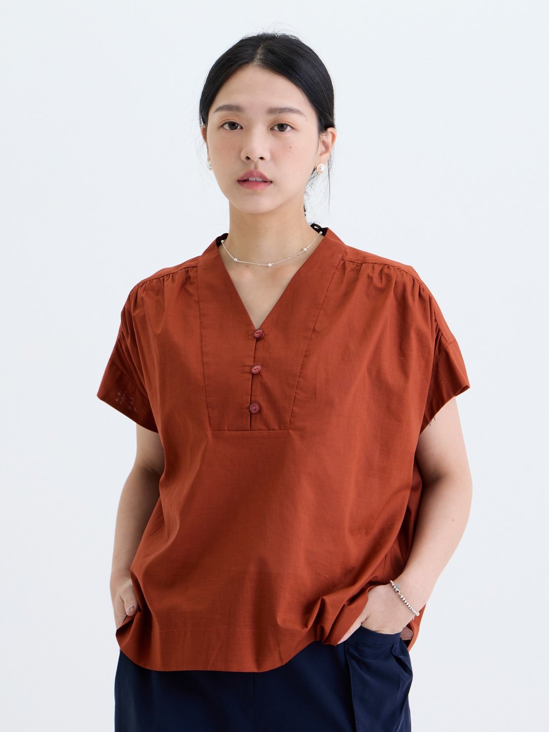 京府V领扣剪接造型上衣-秋分 - 女装 T 恤 - 棉 红色