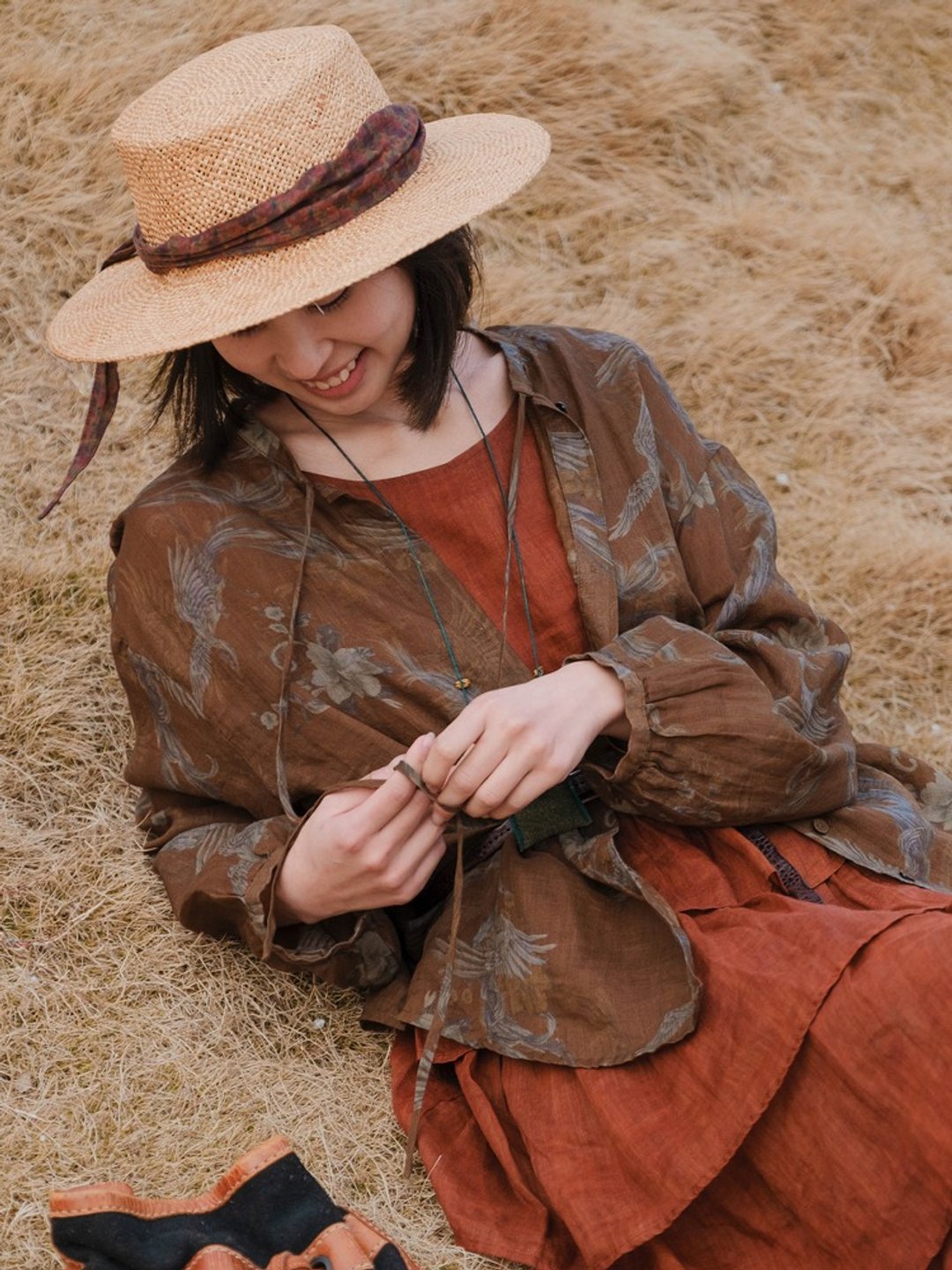 鳳羽 苧麻夏日法式浪漫印花小立領系帶防曬薄襯衫 - 女装衬衫 - 棉．麻 咖啡色