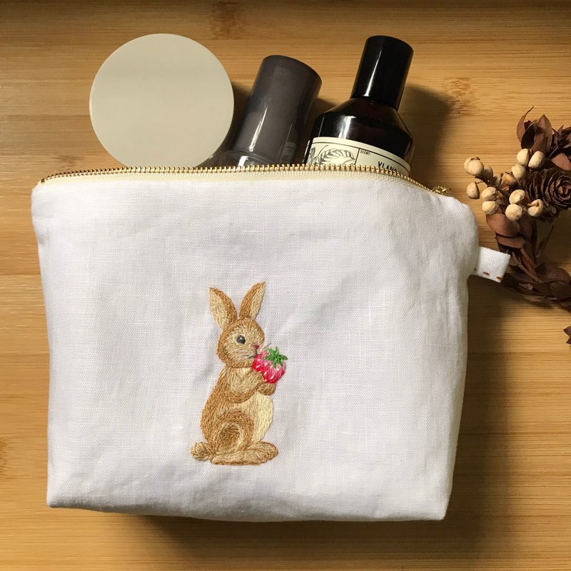 手工刺绣 兔子与草莓 白色亚麻化妆包 - 化妆包/杂物包 - 棉．麻 白色