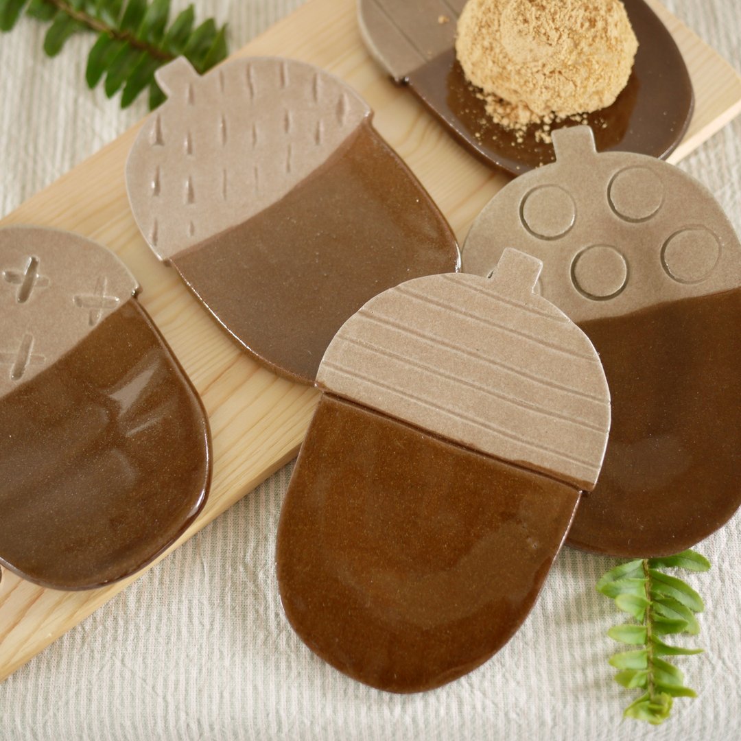 Small dish of Acorn - 浅碟/小碟子 - 陶 咖啡色