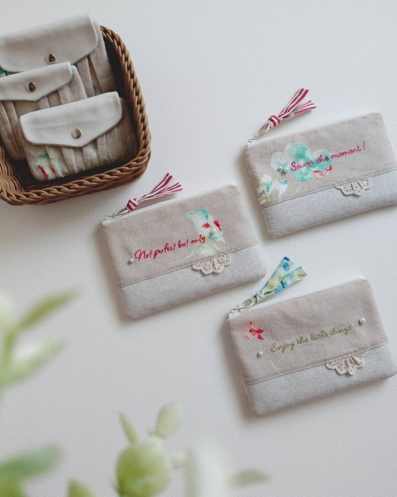 现货!【FAW/万用收纳扁包】英文金句 刺绣 日本布 拟真珍珠 蕾丝 - 化妆包/杂物包 - 棉．麻 灰色