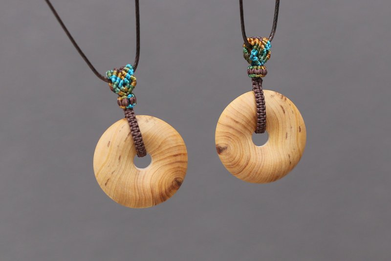 壹染指原创木雕 | 大巴山崖柏 瘤疤平安扣 | 一物一图 情侣信物 - 项链 - 木头 咖啡色