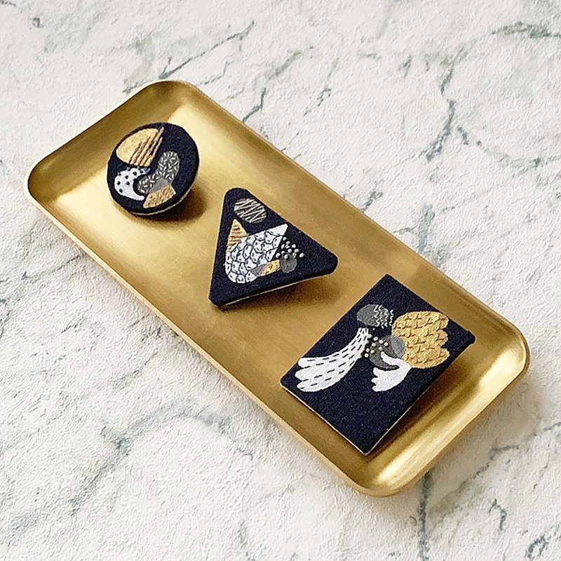 四季-凛冬 手刺绣别针 Hand Embroidery Pin - 胸针 - 棉 黑色
