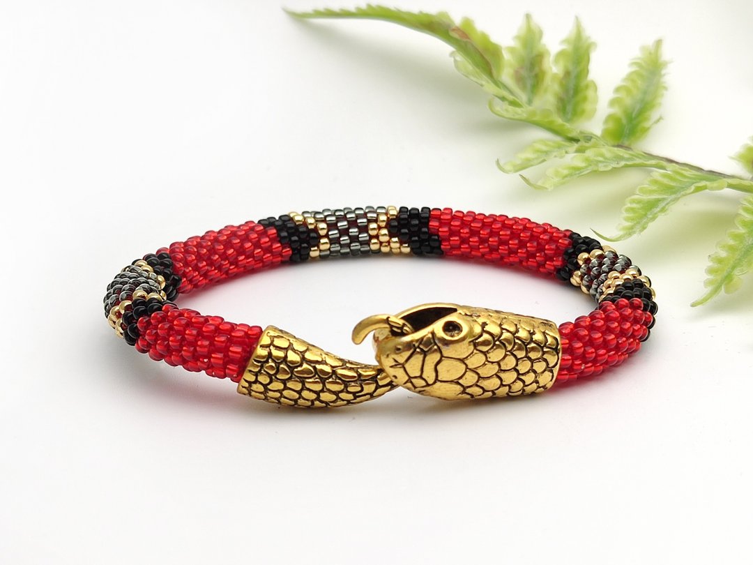 Red beaded snake bracelet for women, Ouroboros, Reptile bracelet, Snake jewelry - 手链/手环 - 玻璃 红色