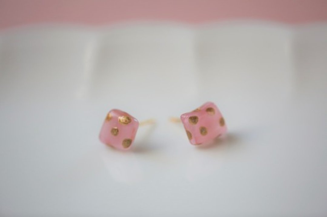Kintsugi stained glass earrings red, dot pattern - 耳环/耳夹 - 玻璃 粉红色