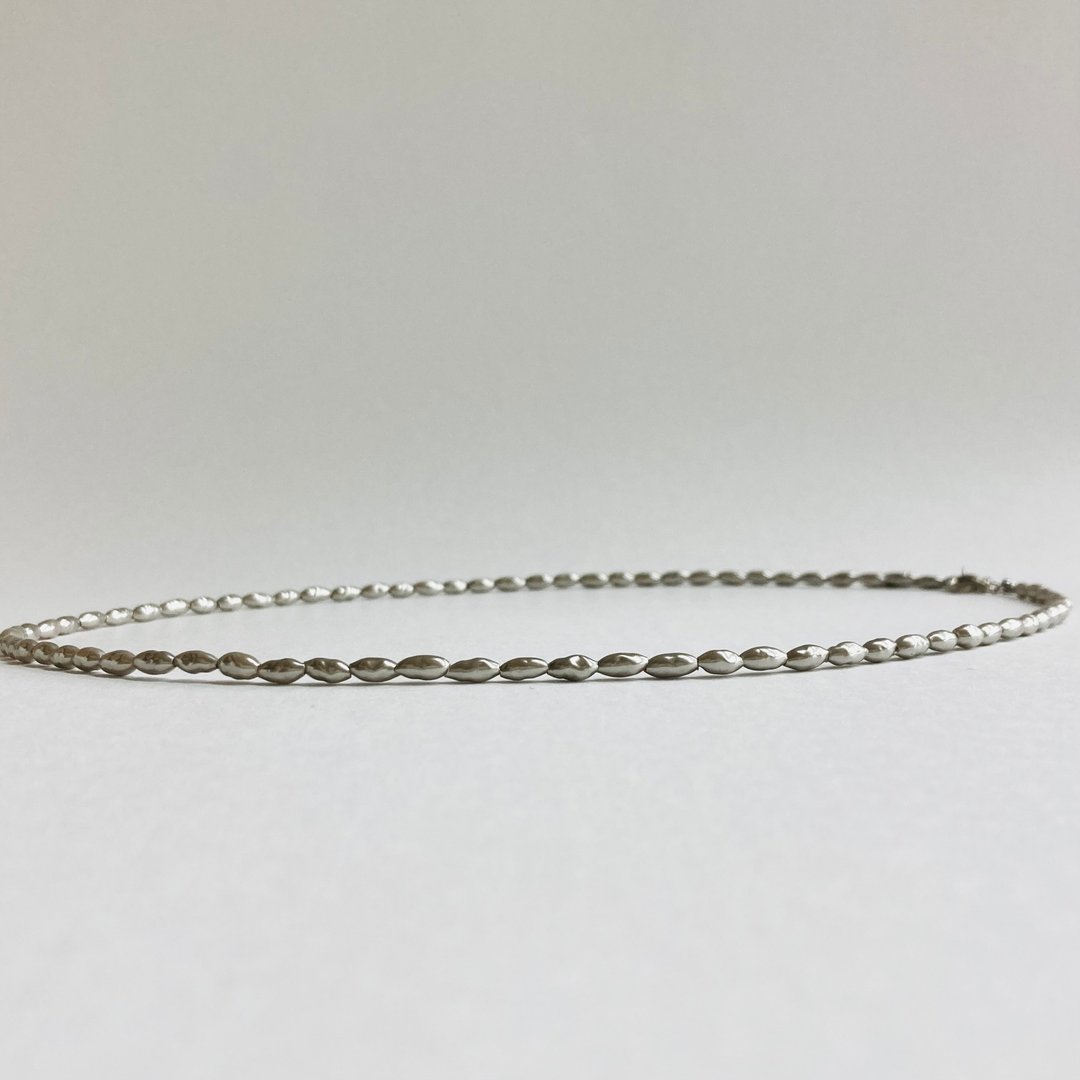 玻璃巴洛克珍珠中长项链 / 约 3x6mm 长约 50cm + 5cm / 浅法式灰 / 日本制造 - 项链 - 玻璃 银色