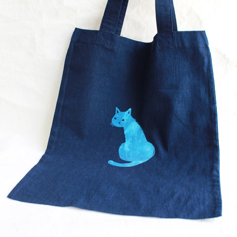 黑猫 植物蓝染靛蓝色布袋  手工绢印 I 绘本_猫国民 - 侧背包/斜挎包 - 棉．麻 蓝色