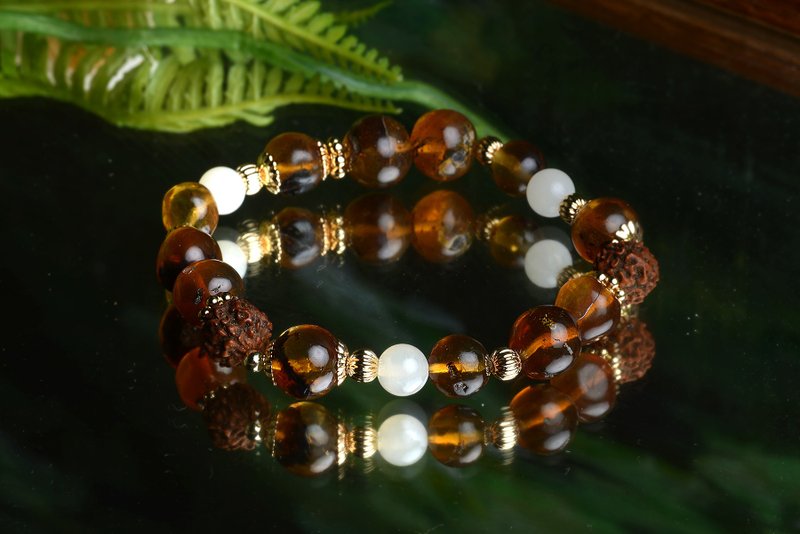 【VVEDA AMBER】禪定。豐盛心流/手工打磨植物茶珀/金剛菩提/硨磲 - 手链/手环 - 水晶 金色