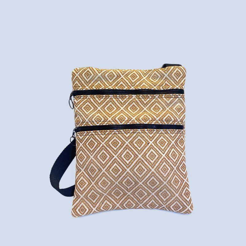 Qulih Balay 编织经典菱形纹 斜背系列 稻米色 - 侧背包/斜挎包 - 棉．麻 卡其色