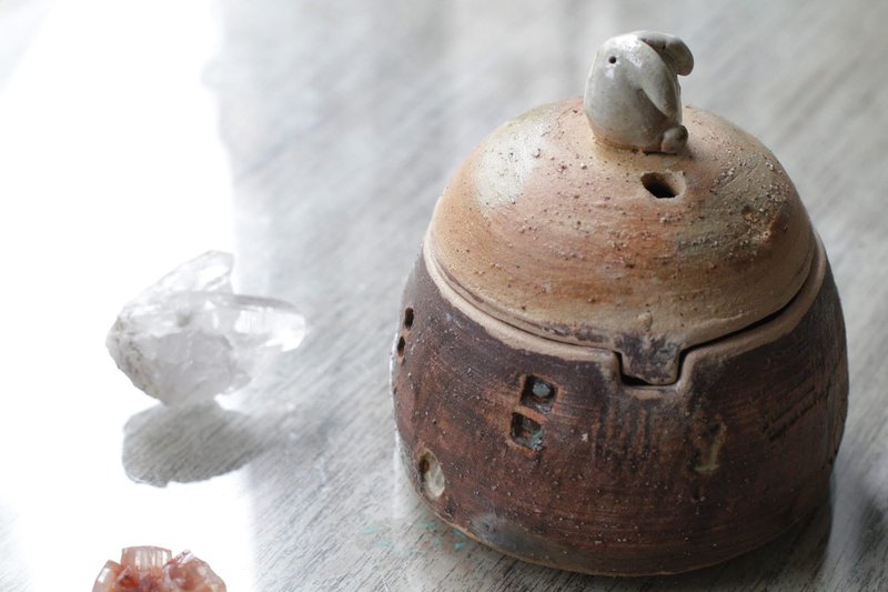 手工制小兔城堡陶瓷置物盒 - 收纳用品 - 陶 咖啡色