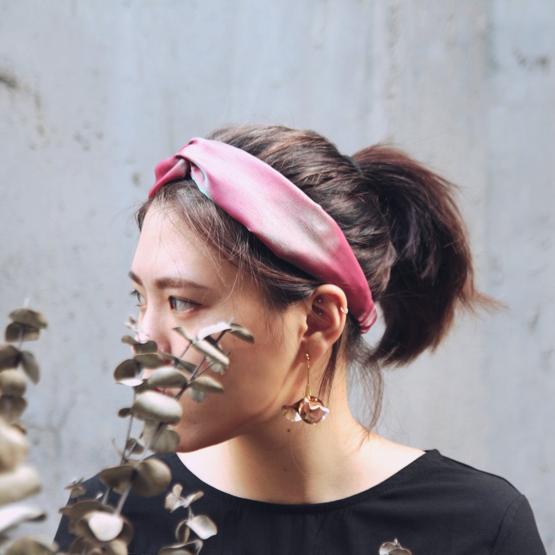 极光／桃红与绿／激光双色布／手工 十字松紧发带_Aurora//flash bicolor fiber/Pink and green/Viscose/Taiwan handmade crisscross elastic hairband - 发饰 - 丝．绢 红色