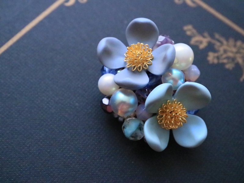 花水木手工胸针 蓝色 复古风珍珠花饰 捷克玻璃 森林系配件 - 胸针 - 玻璃 蓝色