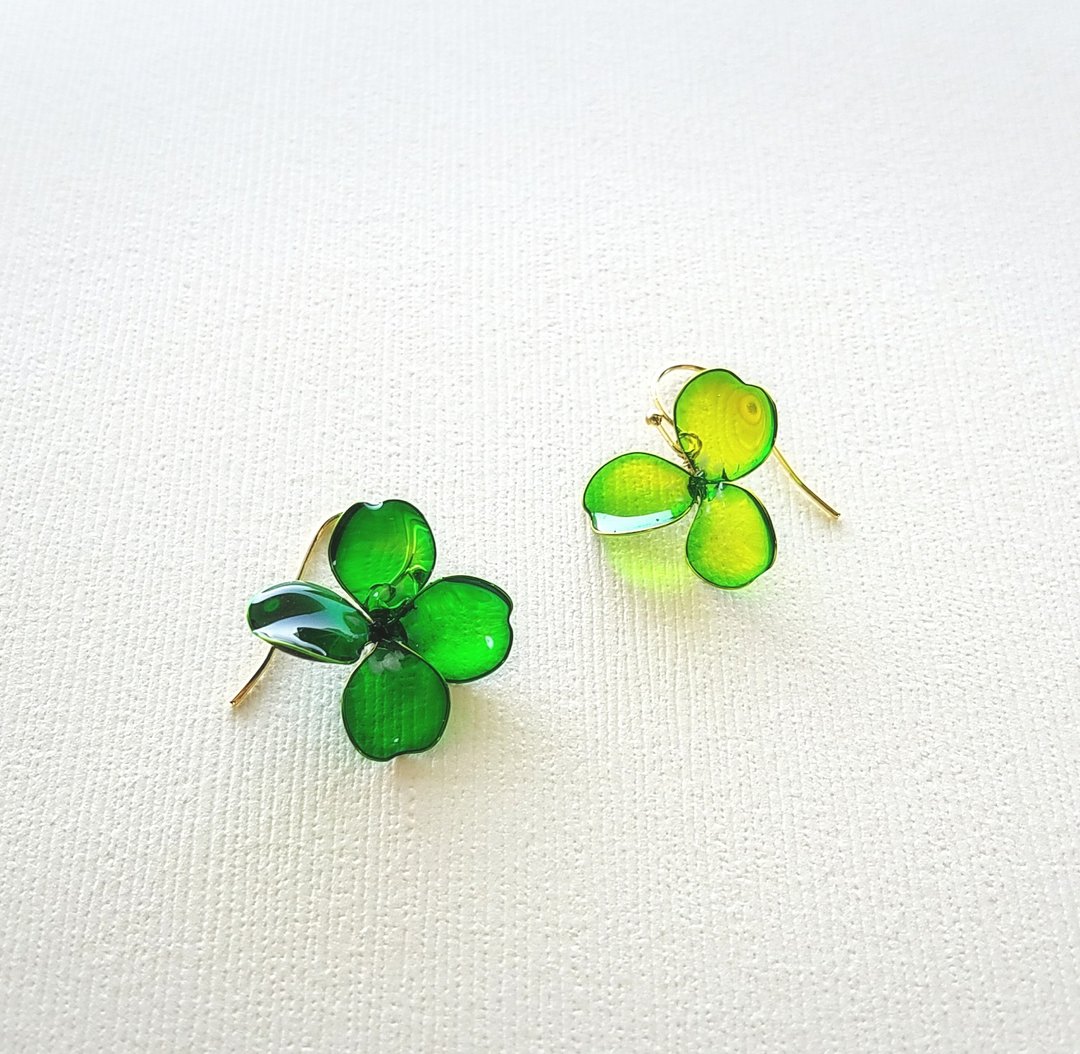happy clover pierced earrings or clip-on earrings - 耳环/耳夹 - 树脂 绿色