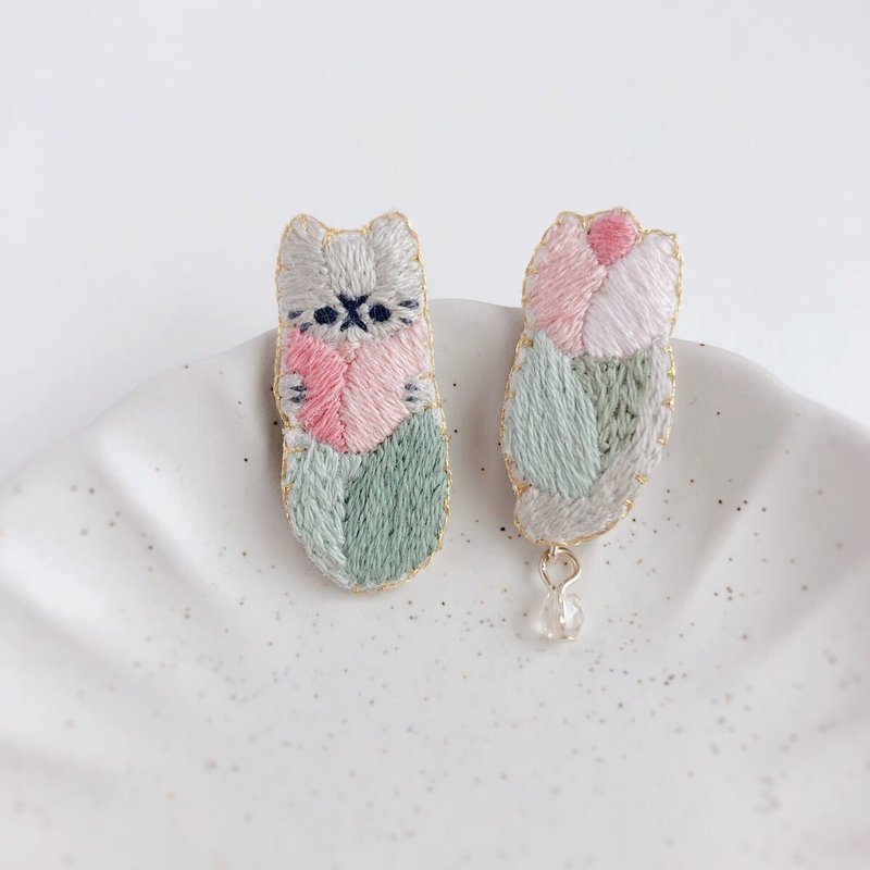 郁金香和猫刺绣耳环 - 耳环/耳夹 - 绣线 粉红色