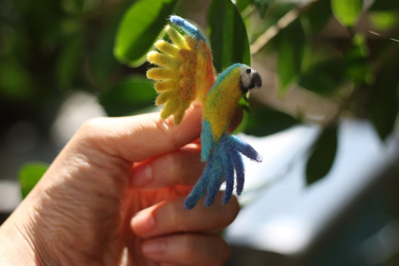 飞翔的黄金刚鹦鹉别针 现货款 可直接下标 - 胸针 - 羊毛 黄色