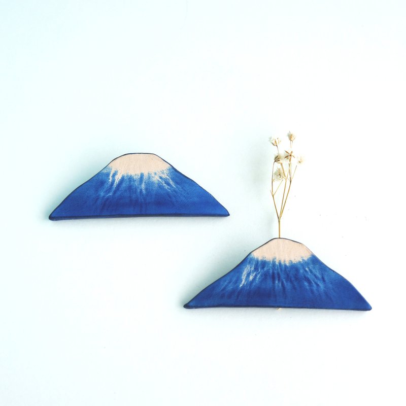 松子 富士山别针 手染 皮革 - 胸针 - 真皮 蓝色
