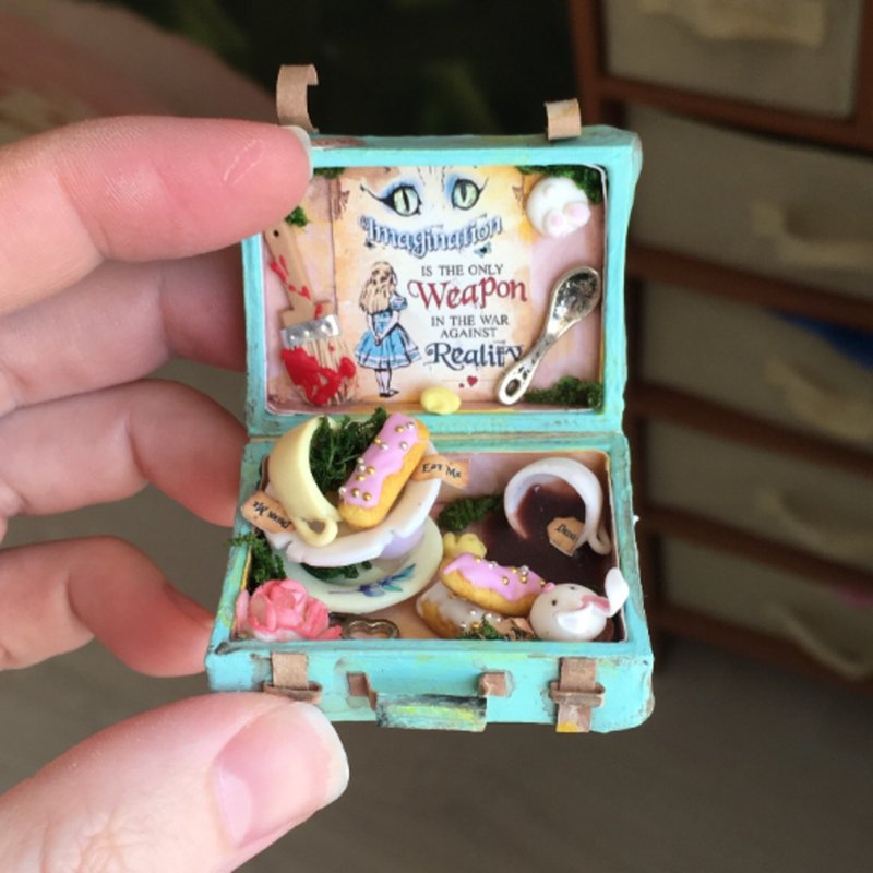 Miniature suitcase in the style of Alice in Wonderland - 玩偶/公仔 - 其他材质 多色