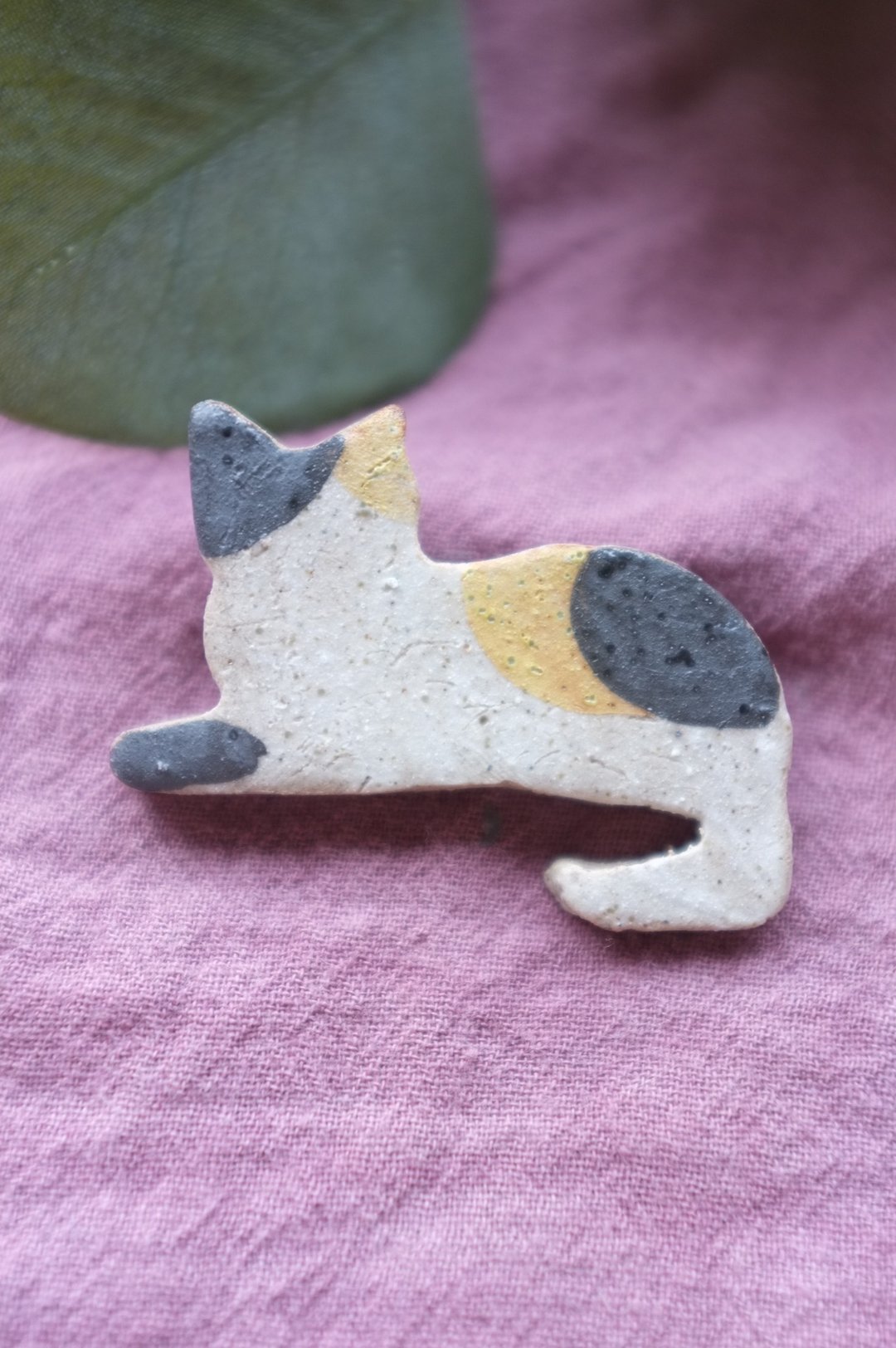 lucky cat  Three color  / ceramic brooch / handmade - 胸针 - 陶 咖啡色