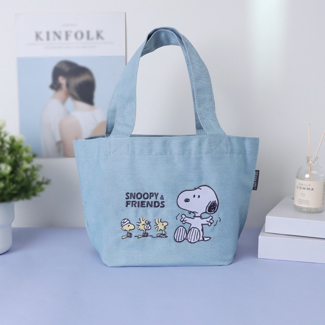 Peanuts史努比牛仔风刺绣手提袋 M Size友你真好-Snoopy 双面便当 - 手提包/手提袋 - 聚酯纤维 多色