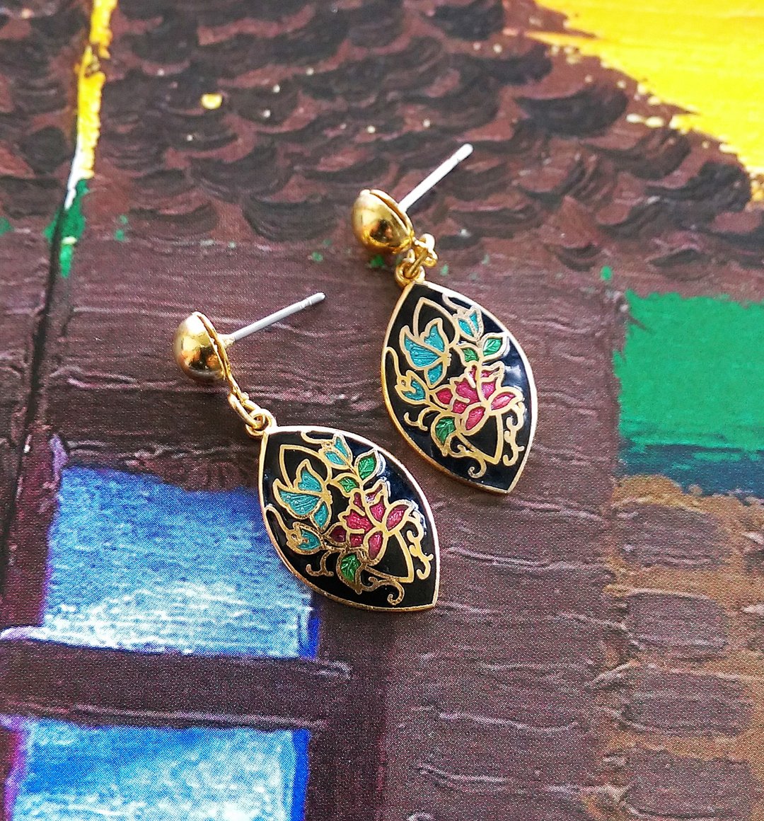 Vintage Jewelry 西洋古董饰品 景泰蓝  黑底 气质花卉 针式耳环 - 耳环/耳夹 - 其他金属 金色