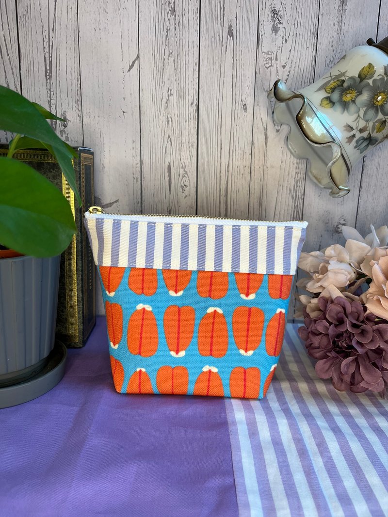 乌鱼子图案化妆包 台湾布 - 化妆包/杂物包 - 棉．麻 蓝色