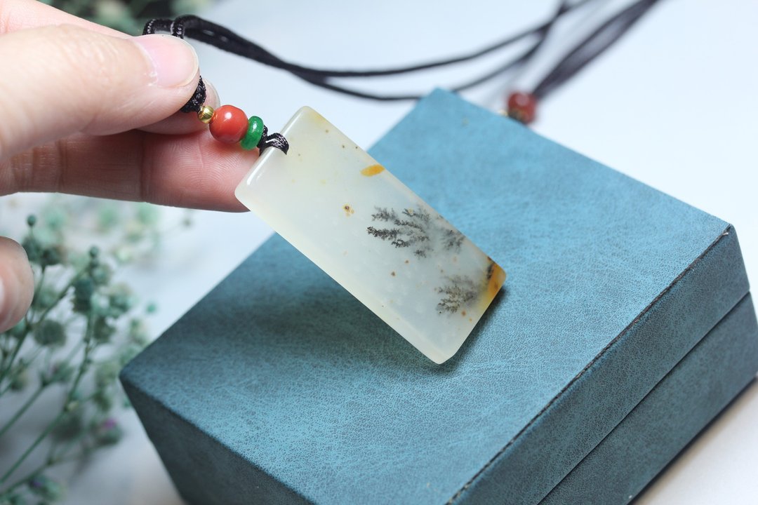 【平安无事牌】天然黄龙玉水草草花项链 自然特色吊坠饰品 大自然 - 项链 - 玉石 白色