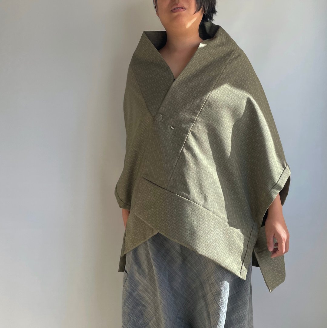 Unique item | Triangle HAORI with a brooch -Wool, green & Silk, dark red - 女装上衣 - 羊毛 绿色