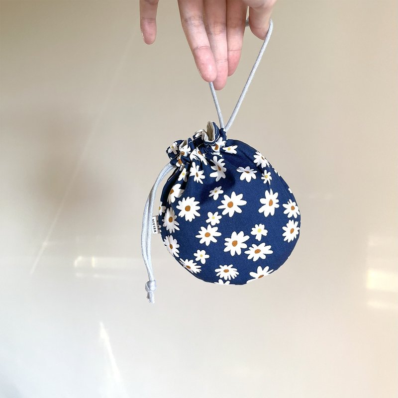 小圆束口袋 - 深蓝雏菊 - 束口袋双肩包 - 棉．麻 蓝色